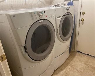 nice washer/dryer set w/ pedestals - whirlpool 