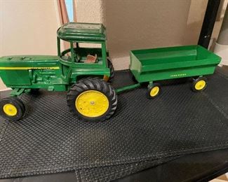 metal john deere   toy tractor 