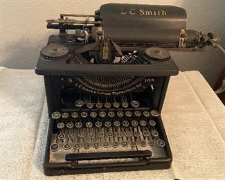 vintage smith typewriter !!