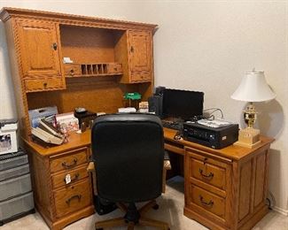  large oak desk and hutch set up  very good quality 