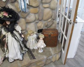 BEAUTIFUL PORCELAIN DOLLS!  HANDWOVEN HIGH-GRADE BASKET WITH LID & METAL LATCH