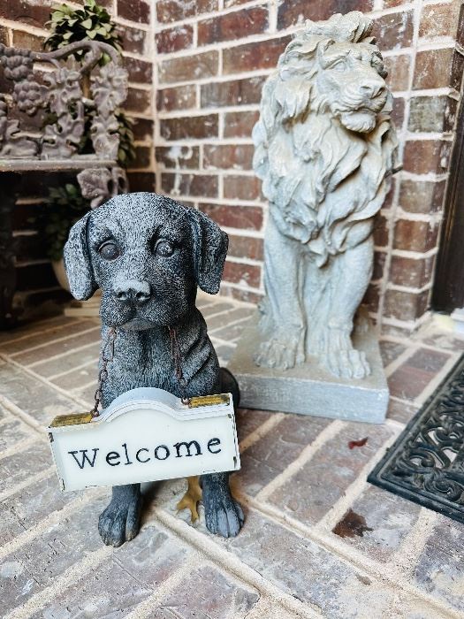 Garden art, 
yard art 
concrete dog statues