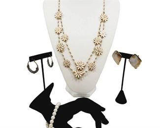 Vintage Daisy Necklace Earrings  Bracelet