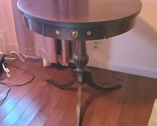 1 of 3 Pictures - Vintage Round Side Table