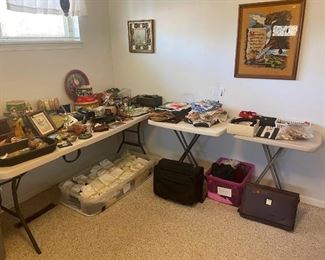 cloth napkins, placemats, table runners, scarves and other accessories, christmas decor and much more