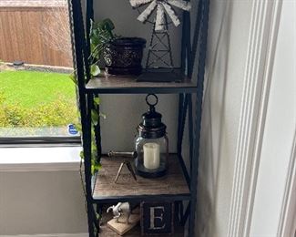 Awesome shelf. Great for displaying wonderful items.