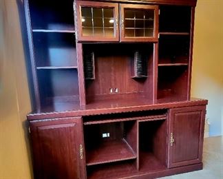 Executive Credenza and work station Hutch $250 or bid #19
LOCAL DELIVERY is INCLUDED with full price purchase!