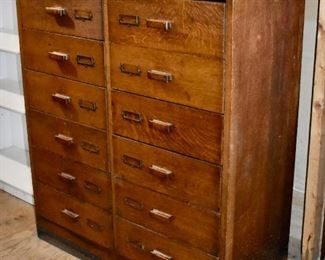 Oak chest of drawers