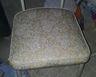 4 KITCHEN CHAIRS GO WITH TABLE THIS IS THE ONLY CHAIR WITH DAMAGE