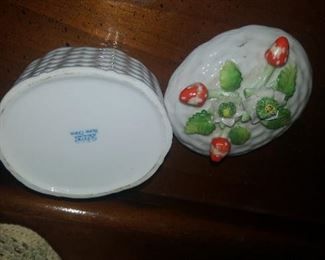 80-. TRINKET COVERED DISH $5