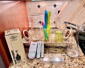 The pampered chef, pictures, knives And serving tray