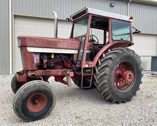 International tractor with dual wheels