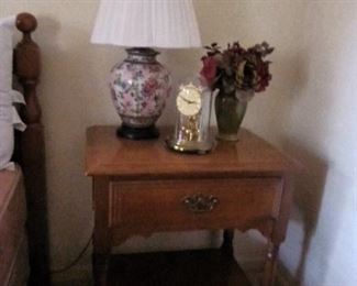 Beautiful lamp ! Side table is so pretty !