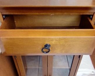 Love that it has a drawer !