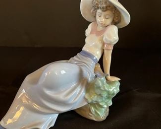 01 NAO By Lladro Young Lady And A Bird