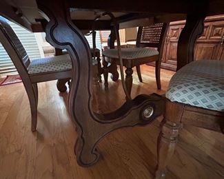 Lexington table with 2 leaves and 8 chairs 