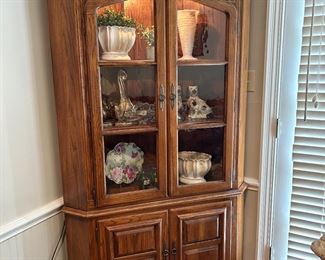 Corner curio