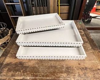 $15 USD      Set of 3 Grained Faux Leather Trays and 3 Books w/Studs JC155-10      Description: Set of trays and storage books with a nuetral "leather" finish and bronze stud embellishment.  Great way to add and artistic element to your decor while getting a little extra storage. 
Dimensions:  (2)  22 x 14 x 2.5, (2) 13 x 9 x 3, (1) 10 x 6.75 x 2.5 
Condition: Used with minor signs of wear associated with use and age.  Please refer to pictures for more detail.
Location: Local pick up SW Portland, OR. Location is easy access in warehouse. Contact us for shipper suggestions.      https://goodbyhello.com/products/copy-of-set-of-9-book-storage-boxes-jc155-9?_pos=15&_sid=44ad0c740&_ss=r