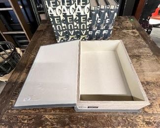 $10 USD      Set of 9 Book Storage Boxes JC155-9     Description: Set of storage books with a neutral black and cream lettered finish. Great way to add and artistic element to your decor while getting a little extra storage. 
Dimensions:  (3) 14.75 x 10.5 x 3.5,  (3) 12 x 8 x 3,  (3) 9.5 x 6.25 x 2
Condition: Used with minor signs of wear associated with use and age.  Please refer to pictures for more detail.
Location: Local pick up SW Portland, OR. Location is easy access in warehouse. Contact us for shipper suggestions.       https://goodbyhello.com/products/copy-of-set-of-3-antique-washed-storage-boxes-jc155-8?_pos=2&_sid=44ad0c740&_ss=r