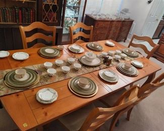 Dinner table. Dining room table with 6 chairs 