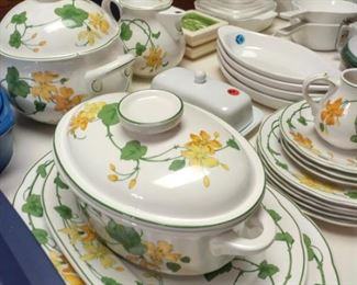 Full soup and tea set 