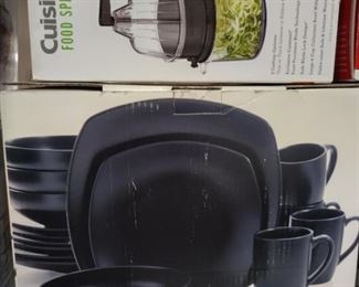 Spiral slicer and 16pc plate set