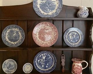 Stoneware and plate rack display with 2 drawers