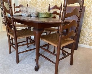 Dining table with 2 leaves and 4 ladder-back side chairs with rush seats
