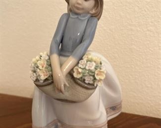 Lladro May Flowers #5467 Porcelain Figurine
Year Issued 1988
Sculptor Juan Huerta
Made in Spain
Glazed Porcelain
Height 6.75in