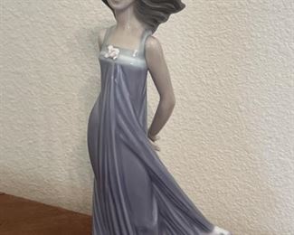 Lladro Susan #5644 Porcelain Figurine from Spain
Year Issued: 1990
Year Retired: 2007
Sculptor Juan Huerta
8.5in Tall
Glazed Finish
