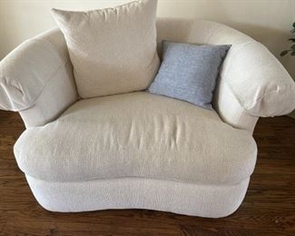 Kidney Shaped Soft White Lounge Chair w/
2- Accent Pillows