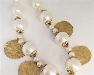 27c - Chunky pearl bracelet
