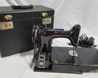779 - Vintage Singer Featherweight Sewing Machine w/case
