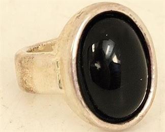 852 - Signed 925 sterling cabochon ring possibly onyx, hollow band size 7.5
