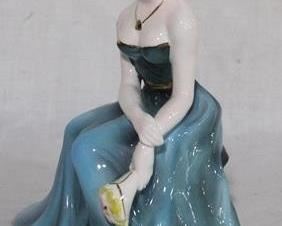 887 - Porcelain figurine - 7"
