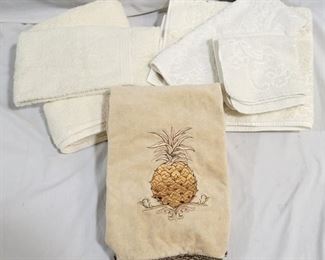 1027 - Assorted nice towels
