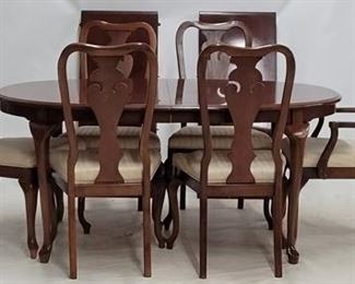 1457 - Bernhardt Queen Anne dining room set Super clean! oval table 29.5 x 66 x 43, with 2 18" leaves 6 chairs, one captain's & 5 side 40 x 22.5 x 20 clean upholstered seats
