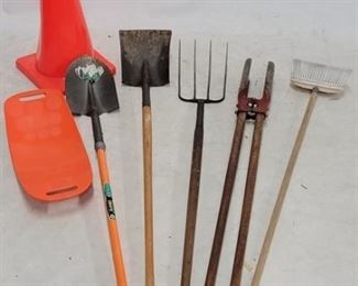 1496 - Group garden tools
