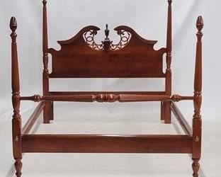 1515 - Queen poster bed with metal rails 65.5 x 62.5 x 88
