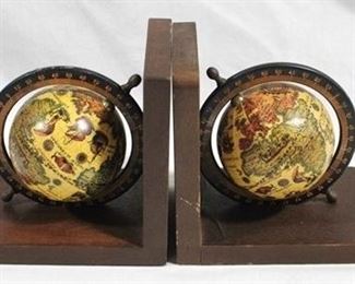 2586 - Pair globe bookends 5.5 x 5.5 x 3.75
