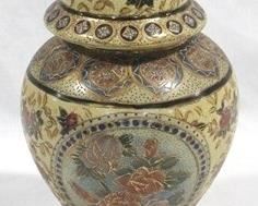 2671 - Decorative Oriental ginger jar with lid - 12 x 6
