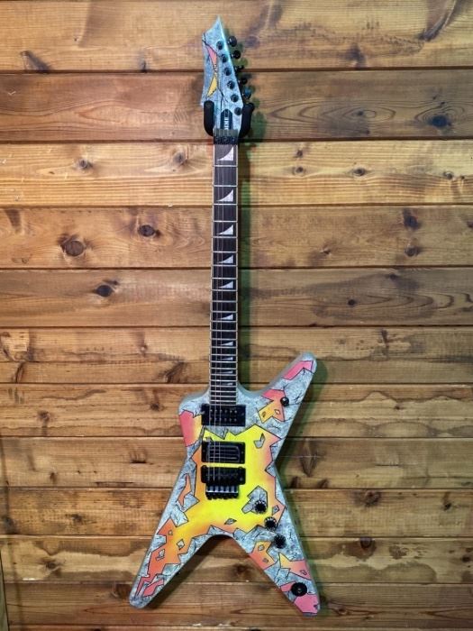 DEAN DimeBag “Concrete Sledge” ML No.134 of 333
Electric Guitar this is a replica of the famous Guitar Played by DimeBag Darrel at monsters of rock Moscow in 1991 with Custom leather Hard case