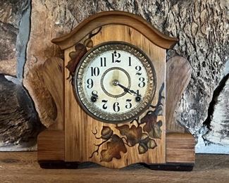 Vintage Mantle Clock w/ Acorn & Leaf Design
