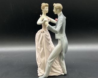 Anniversary Waltz Lladro Porcelain Figurine, #1372
Made in Spain
Year Issued 1978, Year Retired 1978
Sculptor Antonio Ballester
Measures 12.25in t x 5.5in w
