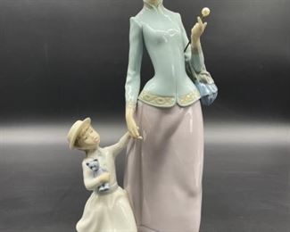 Lladro Lady with Girl Procelain Figurine #1353
Made in Spain
Year Issued 1978, Year Retired 1985
Sculptor Jose Roig
14.25in tall, glazed finish