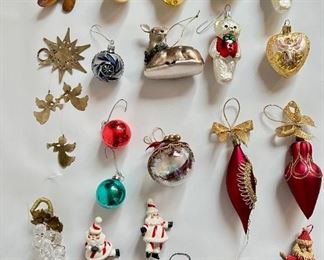 23 Vintage Christmas Ornaments, Come Irradescent
Lot #: 47