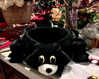 The cutest cat Halloween basket