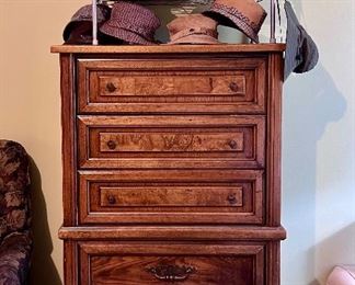 Chest of drawers / dresser and hats