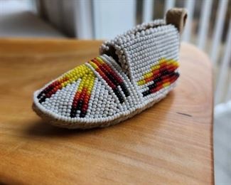 Single child's moccasin with yellow and white bead