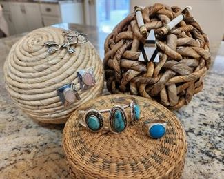  Ring, bracelet, earrings, pin and necklace